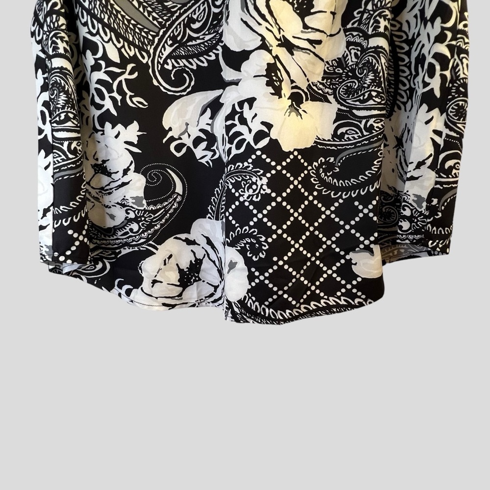Women’s Top 2XL Black White Floral Paisley Split Neck - Picture 2 of 15